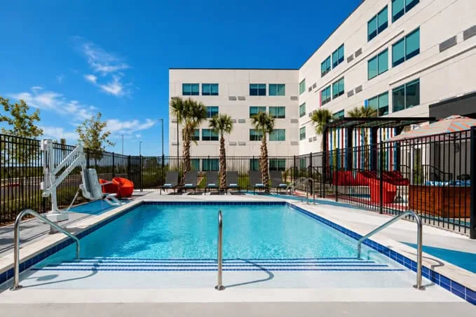 Hotel outdoor pool and building at a 136-room hotel in San Antonio, Texas, QEQI® tankless water heater case study